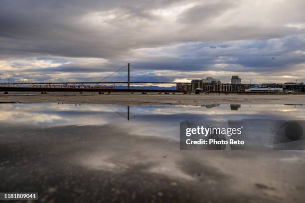 noorwegen-haven-port-pier-hd formaat-reflectie - hd formaat stockfoto's en -beelden