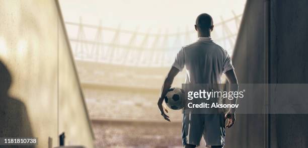 voetballer in actie - supporter foot stockfoto's en -beelden