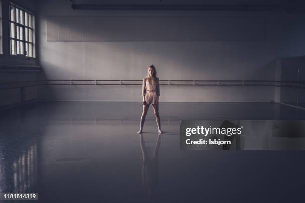 belle ballerine de jazz ayant la formation en studio. - danse moderne photos et images de collection