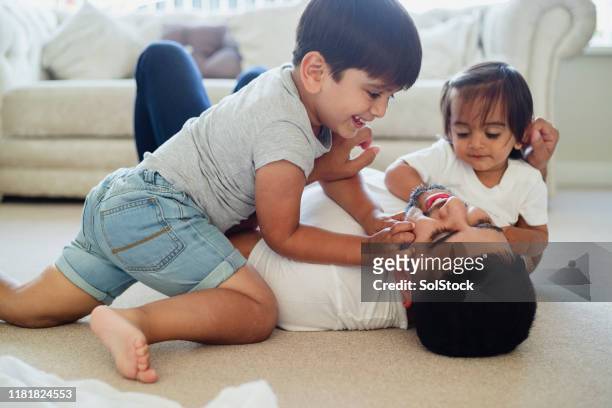 spiele wrestling mit papa! - rough housing stock-fotos und bilder
