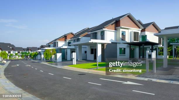 brand new semi-detached houses - maison jumelée photos et images de collection