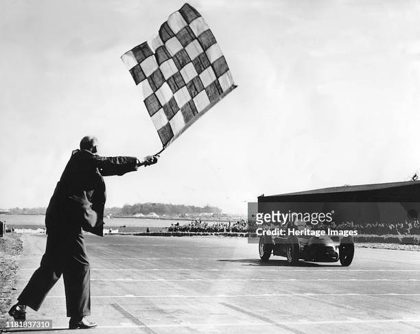 Alfa Romeo, Giuseppe Farina takes chequered flag, British Grand Prix at Silverstone 1950. Creator: Unknown.