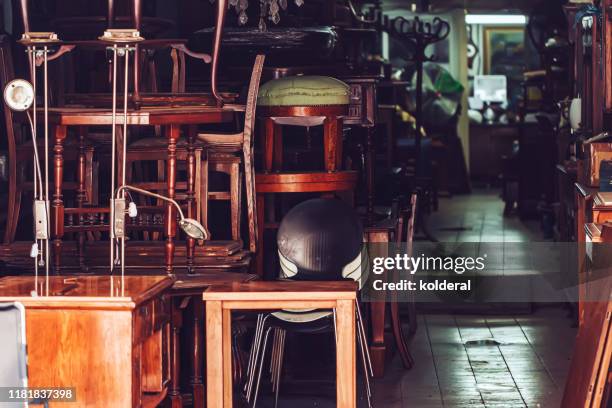 flea market furniture store - loja de móveis imagens e fotografias de stock