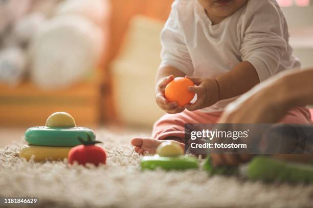 bijgesneden foto van moeder en dochter spelen met speelgoed - baby play stockfoto's en -beelden