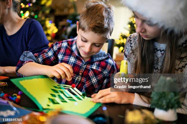 familie macht weihnachtskarten - basteln stock-fotos und bilder