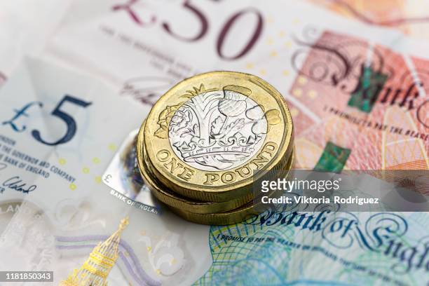 one pound coins - pound sterling note stockfoto's en -beelden