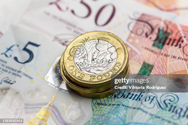 one pound coins - pound sterling note stock pictures, royalty-free photos & images