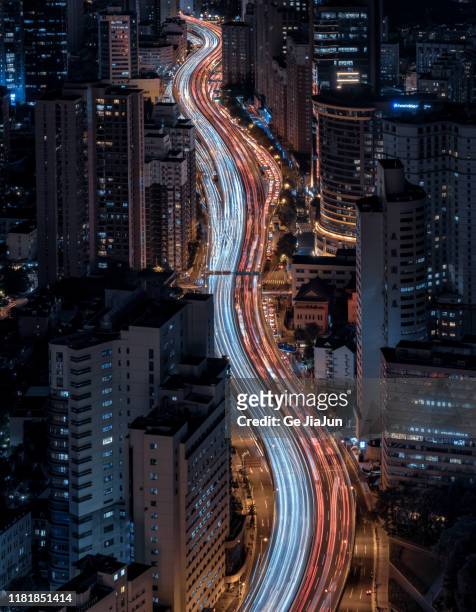 traffic on the viaduct in shanghai - shanghai aerial view motorway skyline stock-fotos und bilder