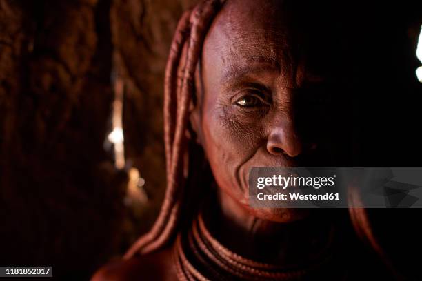 portrait of an old himba traditional woman, oncocua, angola - himba stock-fotos und bilder