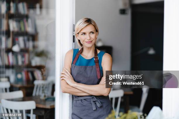 business owner standing in front of her coffee shop - fundador fotografías e imágenes de stock