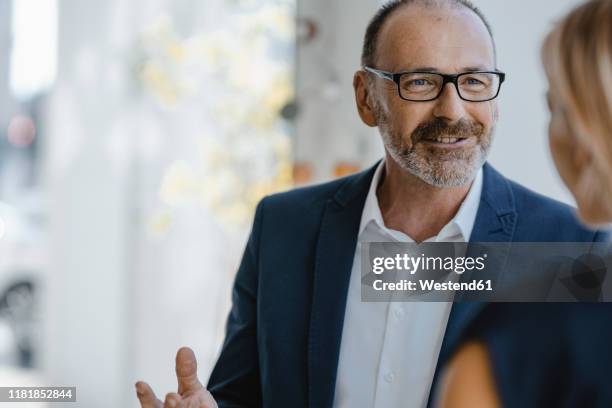 businessman and woman talking about solutions - business portrait stehend stock-fotos und bilder