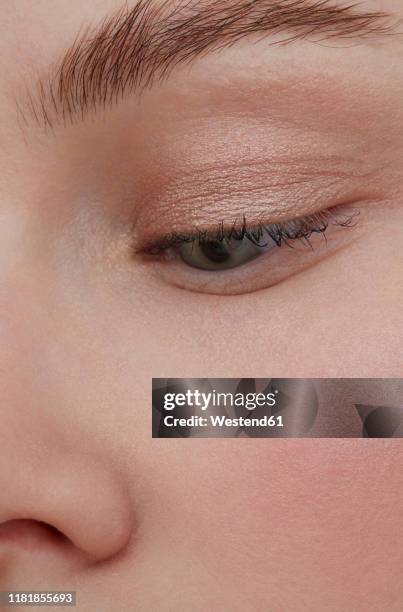 eye make-up, close-up - rouge fotografías e imágenes de stock