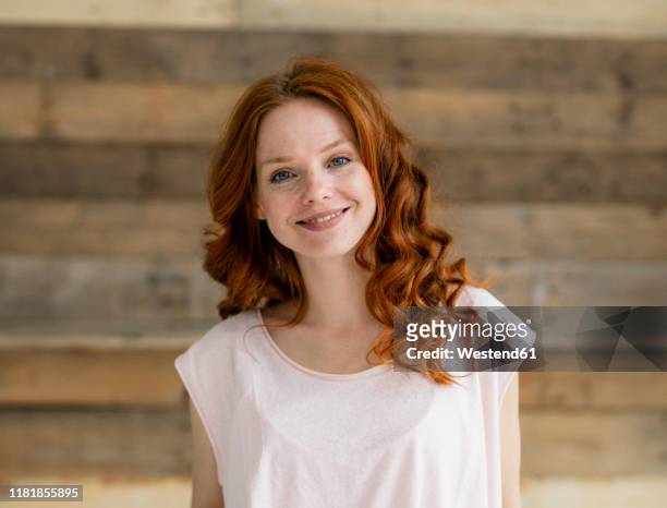 portrait of smiling redheaded woman - beautiful people stock-fotos und bilder