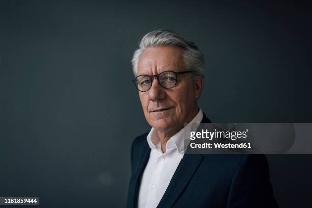 portrait of a confident senior businessman - portrait grey background confidence foto e immagini stock