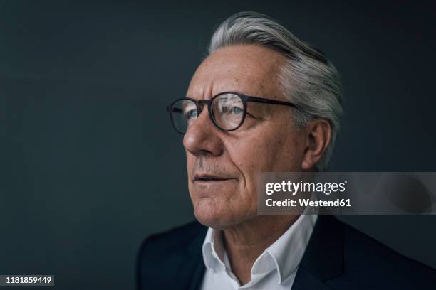 portrait of a senior businessman looking away - regard de côté studio photos et images de collection
