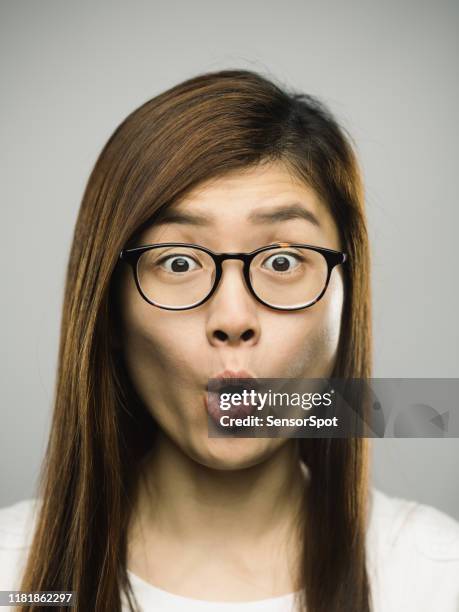 verklig kinesisk ung kvinna med överraskat uttryck - expressive eyes bildbanksfoton och bilder