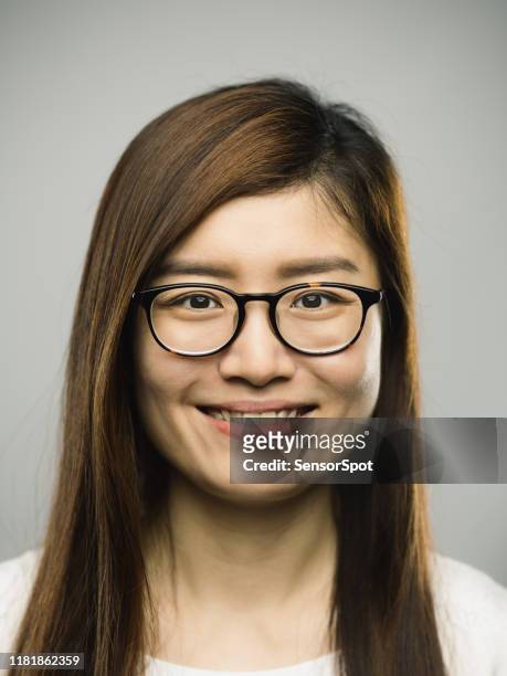 幸せな表情を持つ本物の中国の若い女性 - 若い女性 日本人 顔 ストックフォトと画像
