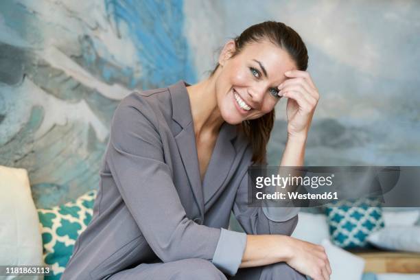 portrait of smiling brunette businesswoman - pretty brunette woman - fotografias e filmes do acervo