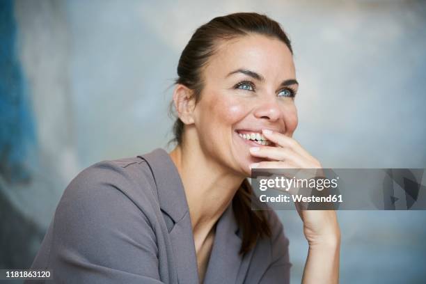 portrait of happy brunette businesswoman - pretty brunette woman - fotografias e filmes do acervo