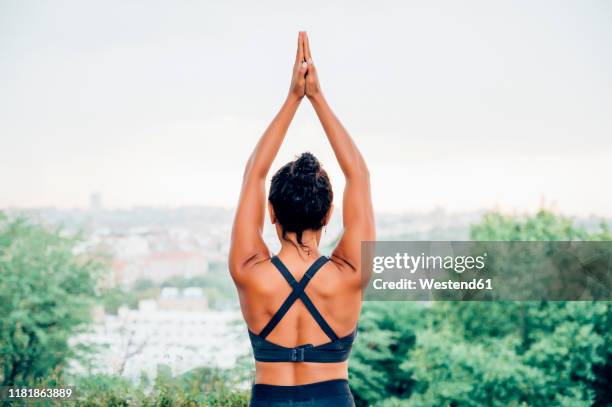 woman practicing yoga in the rain - sutiã para esportes - fotografias e filmes do acervo