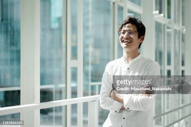 casual portret van een jonge aziatische zakelijke persoon - japanese ethnicity stockfoto's en -beelden