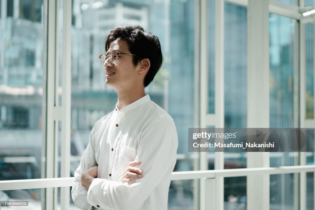 若いアジアのビジネスパーソンのカジュアルな肖像画
