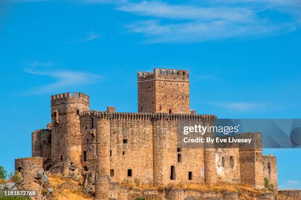 belvis de monroy castle - castle background stock pictures, royalty-free photos & images