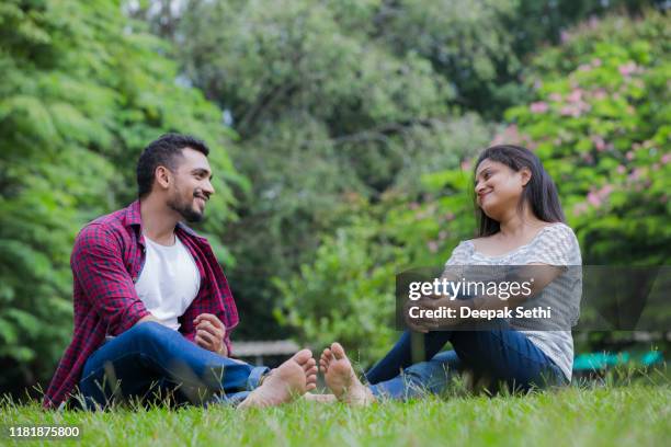 junge leute genießen im park stock foto - south asian man stock-fotos und bilder