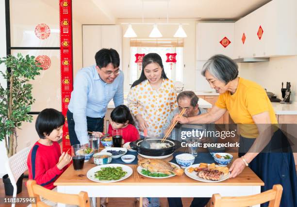 familia celebrando juntos el año nuevo chino - hot pot dish fotografías e imágenes de stock