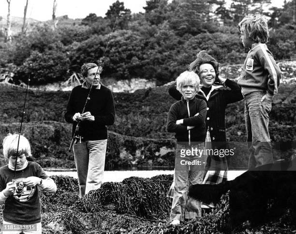 Undated bw photo showing Dutch Crown Princess Beatrix, Prince Claus and their children Prince Willem-Alexander, Johan Friso and Constantijn in Sneem,...