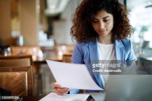 geschäftsfrau arbeitet am laptop in einem café - big data management stock-fotos und bilder