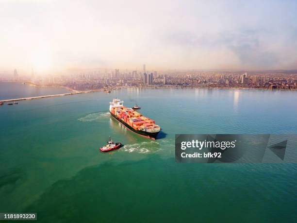 luchtfoto van vrachtschip verlaten van de haven. - china ship stockfoto's en -beelden