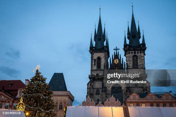 tyn church and christmas market in old town, prague, czech republic - prague christmas market old town stock pictures, royalty-free photos & images