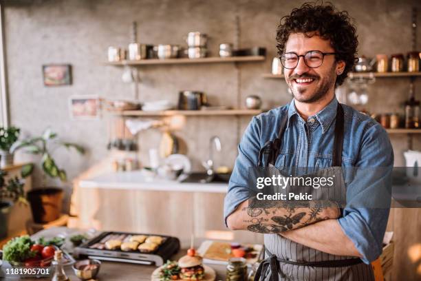 doe je schort en kook - hipster in a kitchen stockfoto's en -beelden