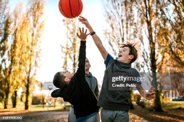 rivalität zwischen brüdern auf basketball-match - kids playing sports stock-fotos und bilder
