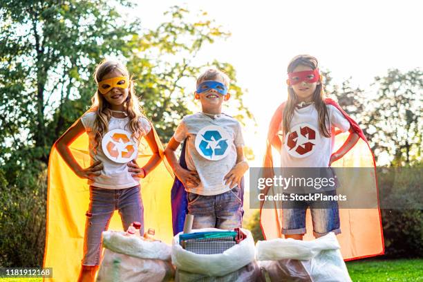 a los niños les encanta la naturaleza y el trabajo de reciclaje - bote de basura fotografías e imágenes de stock