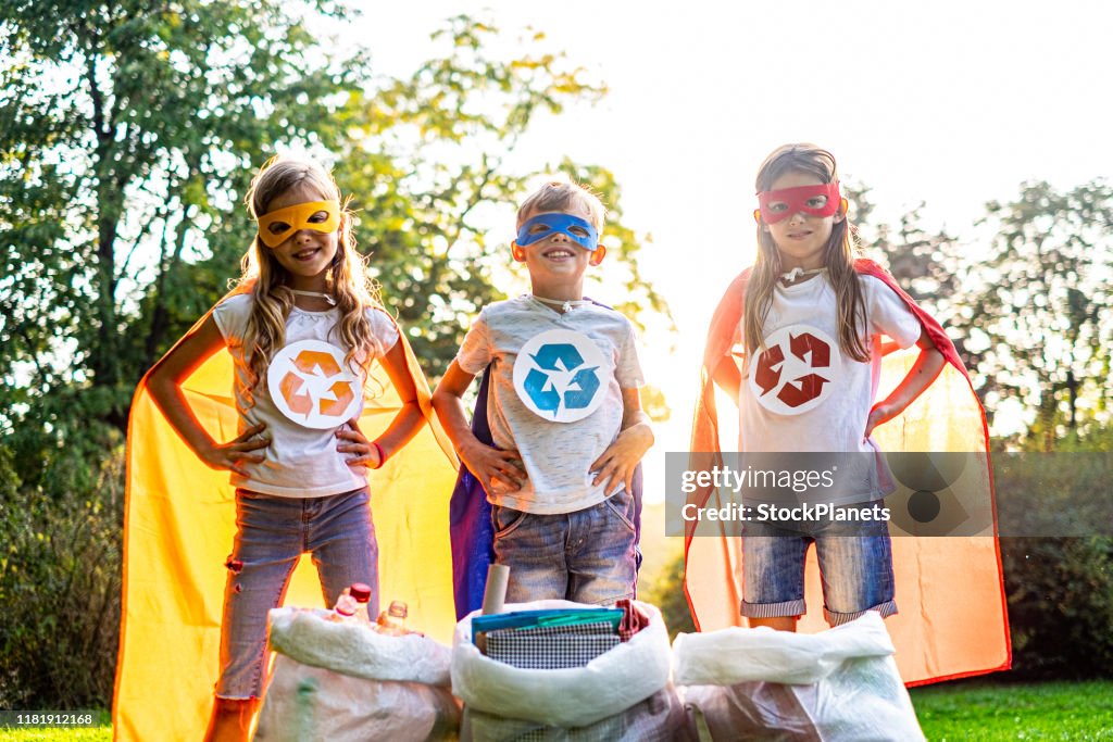 Les enfants aiment la nature et le travail de recyclage