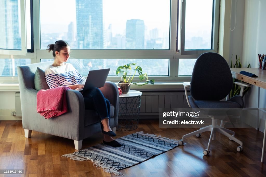 Vrouw werkt vanuit huis