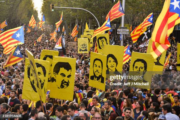 Catalán, Español, Banderas De La UE Sobre El Aleteo De Barcelona Fotos, retratos, imágenes y fotografía de archivo libres de derecho. Image 70674008