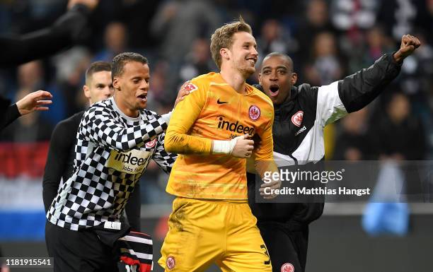 Frederik Ronnow of Eintracht Frankfurt celebrates with teammates after winning the Bundesliga match between Eintracht Frankfurt and Bayer 04...