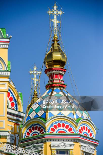 almaty ascension cathedral golden cupola and cross - almaty foto e immagini stock