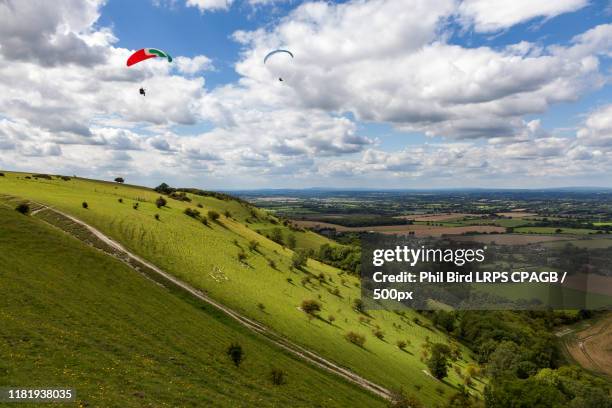 paragliding at devil's dyke - deich stock-fotos und bilder