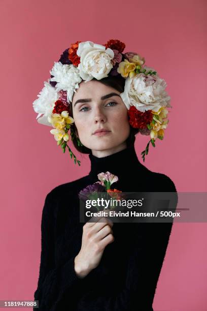 portrait of a woman with floral headdress - blumenkrone stock-fotos und bilder