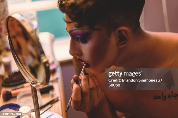 applying makeup backstage - crossdressing - fotografias e filmes do acervo