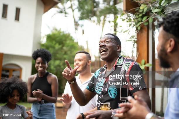 familie herenigd, zingen in achtertuin - sing outside stockfoto's en -beelden