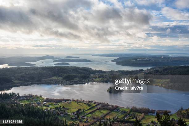 dynamisk morgon himmel över lake campbell och hope island state park - whidbey island bildbanksfoton och bilder