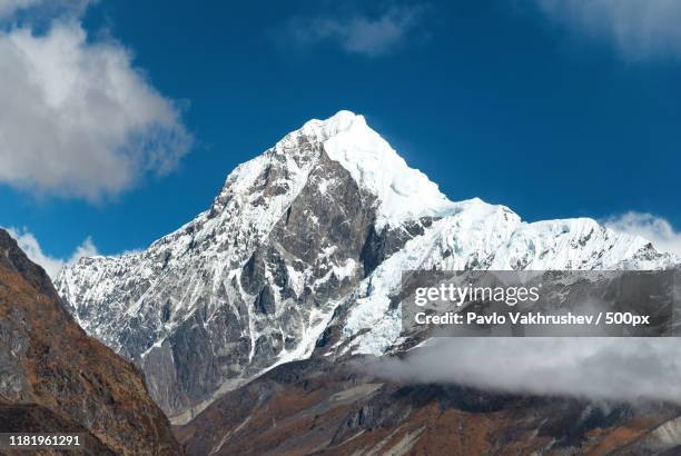peaks of mountains, covered by snow - kangchenjunga stock pictures, royalty-free photos & images