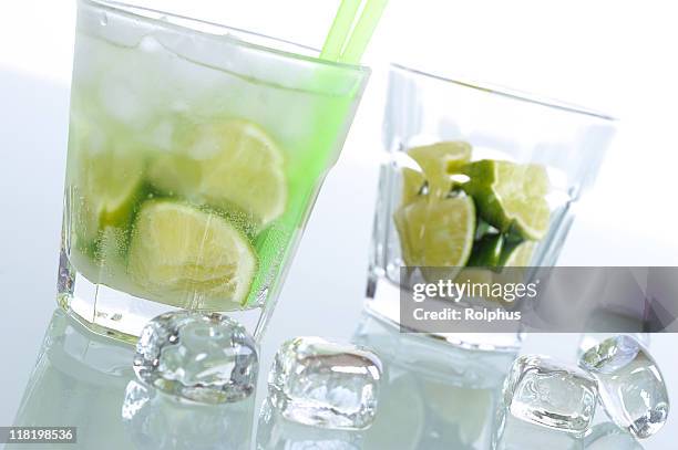 due cocktail caipirinha in vetro e ghiaccio - caipirinha foto e immagini stock