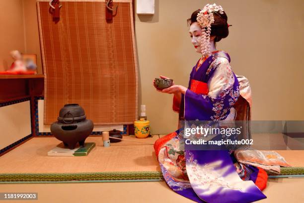 femme japonaise dans le costume de maiko pratiquant la cérémonie de thé dans la maison de thé, kyoto - cérémonie du thé photos et images de collection