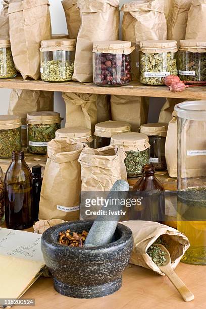 different types of herbs on shelves - herb stockfoto's en -beelden